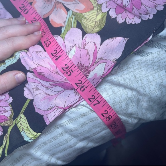 *Sold* Floral & Ivy Women’s Black Pink Floral feminine Blouse Top in M Flowy - Picture 10 of 10